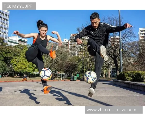 花式足球颠球技巧全解析让你在球场上成为瞩目的焦点